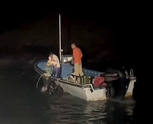 地區漁民出海在北竿海域近岸拍攝到越界漁船從事非法電魚行為。(圖:漁民提供)