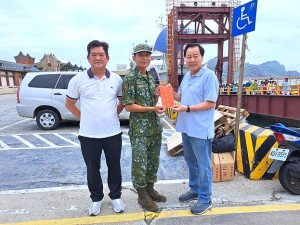 連江縣議長張永江致贈東引駐軍端節加菜金,由指揮官賴政豐少將代接受。(圖:連江縣議會)