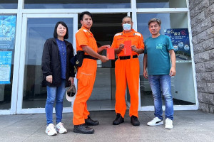 東引鄉長林德建代表縣長王忠銘贈送端節加菜金給東引國軍、海巡署馬祖第十海巡隊東引分隊、馬祖第十岸巡隊中柱安檢所等單位。(圖:東引鄉公所)