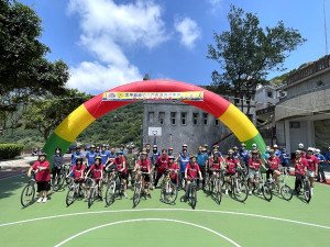 　北竿國中小應屆畢業生12日完成鐵人三項考驗，在老師家長陪同下登龜島領取證書。（圖／文：陳鵬雄）