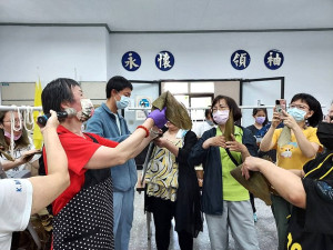 　延續在地美食生命！民眾服務社11日在縣黨部二樓禮堂舉辦傳承馬祖粽教學活動，邀念碧玉指導鹼粽製作技巧，感受端午氣氛。（圖：連江縣民眾服務社）