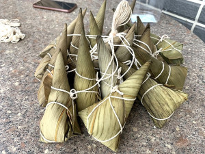 端午佳節將近街頭街尾飄著粽葉香,除了家人食用也能贈送親朋好友。(圖/文:林冰芳)
