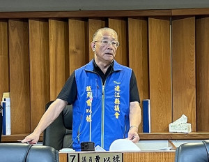 議員曹以標進行質詢。(圖/文:馮紹夫)