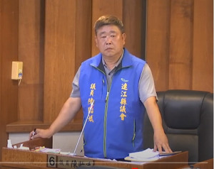 議員陳貽斌進行質詢。(圖:連江縣議會)