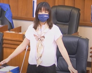 議員曹丞君進行質詢。(圖:連江縣議會)
