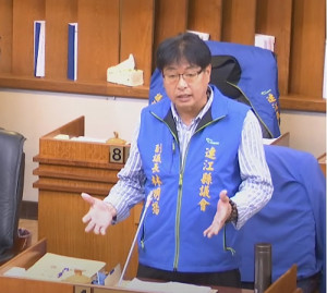 議員林明揚進行質詢。(圖:連江縣議會)