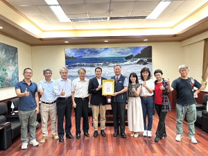 中央氣象局長鄭明典任內協助推動馬祖各項氣象設備建置,縣府13日頒贈榮譽縣民證。(圖/文:馮紹夫)