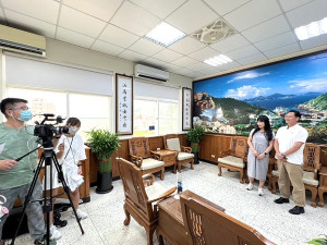 縣長王忠銘13日與網紅「愛吃鬼芸芸」拍攝合法旅宿宣傳影片,推廣馬祖合法住宿以及交旅局正舉辦的抽獎活動。(圖/文:馮紹夫)