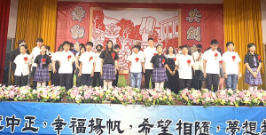 珍重再見、離情依依,畢業生最後最感性的話點燃對師長的祝福,讓自己的祝福隨著感恩的話起飛。(圖/文:林冰芳)