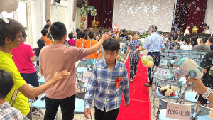 敬恆國中小畢業典禮溫馨感人,畢業生滿載祝福展翅高飛。(圖/文:宋幸儒)