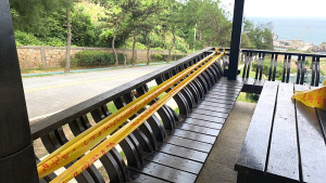 莒光鄉公所緊急連絡廠商修復遭人破壞的涼亭座椅。(圖:莒光鄉公所提供)