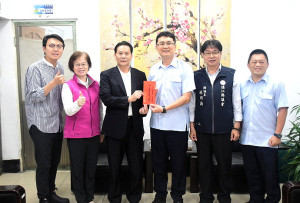 　縣長王忠銘、副議長林明揚率團前往勝利山莊及海、岸巡廳舍致贈端節加菜金，向國軍官兵、海岸巡弟兄致上最高敬意及祝賀佳節快樂。（圖／文：曹重偉）