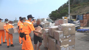 端節前海巡擴大執法,全力防範海域走私情事;第一○岸巡隊12日查獲本國籍「宏○號」貨船疑似與陸船併靠走私。(圖:海巡署金馬澎分署第一○岸巡隊)