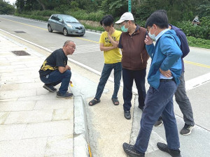 山線介壽到梅石段沒有設置反光標誌,議員曹以標15日邀縣府工務處代理處長劉尚儒及相關承辦人員前往現勘,要求最快速度完成。(圖:縣府工務處)