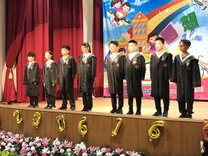 中山國中第53屆14位畢業生在家長老師的各界貴賓祝福下完成國中學習生涯。仁愛國小畢業典禮暨藝術與人文成果展溫馨感人，8位畢業生結束小學學習生涯，迎接嶄新的學習之路。（圖／文：陳鵬雄、吳嘉榮）