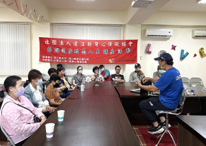 　身障協會10日上午舉辦「藝語追夢點亮人生」講座活動，邀請藝術雕塑老師陳益輝，勉勵障友以正向的精神去面對人生。（圖：連江縣身心障礙協會）