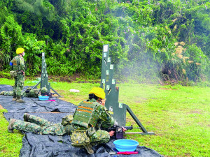 官兵實施臥射射擊。（圖：馬武羣）
