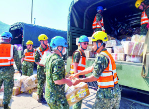 官兵以傳接方式進行物資搬運。（圖：林政宇）