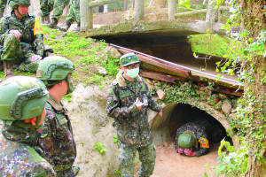 授課教官表示善用地形地物，有效提升存活率。（圖：鄭恆佳）
