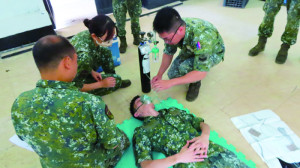 官兵學習操作氧氣瓶與面罩配戴。（圖：楊玖千）
