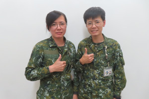 穿軍服讚　馬祖支援營／許芷翎上士（右）、補給連許芷婕中士（左）