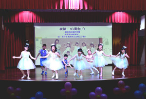　東引國民中小學暨附設幼兒園111學年度畢業典禮，畢業生與在校生展現熱情與活力，互相祝福鼓勵，一起為畢業活動留下難忘美好回憶。（圖／文：陳其敏）