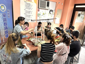 移民署北區事務大隊連江縣服務站舉辦「移」起包粽過端午活動。(圖:移民署北區事務大隊連江縣服務站)