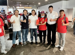東引境白馬尊王廟啟程前往長樂文岭鎮前董村24都鰲峰境既濟堂進香,縣長王忠銘、立委陳雪生、議長張永江等到碼頭送行致贈程儀。(圖/文:曹重偉)