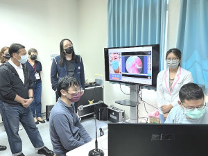 數位發展部長唐鳳20日前往縣立醫院瞭解馬祖5G遠距醫療服務,與亞東醫院連線會診。(圖/文:馮紹夫)