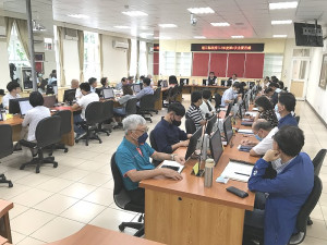 　縣府召開112年度第4次主管月報，縣長期許同仁「做對的事，把事情做對」，一步一腳印把每件事做好。（圖／文：吳嘉榮）