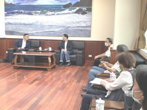 TVBS信望愛永續基金會偕同地區牧者拜會縣長,期待與連江縣政府攜手愛無限關懷弱勢。(圖/文:林冰芳)