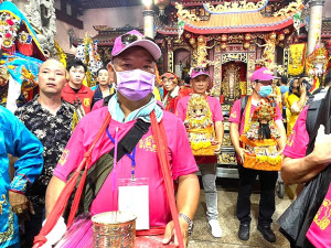 東引境白馬尊王廟進香團一行由立委陳雪生、議長張永江領軍,21日抵達前董村二十四都鰲峰境既濟堂,參與端午平安遶境遊神活動。(圖:東引廟產委員會)