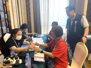 議長張永江協調廈門銀行福州分行,為馬祖鄉親專案開戶及綁定電子支付,方便鄉親在大陸地區消費支付。(圖:張永江議長提供)