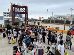 端節連假首日，新臺馬輪搭載626名乘客抵達馬祖。圖：馮紹夫