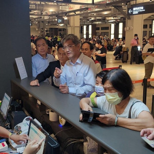 縣長王忠銘、交通部航港局長葉協隆、議長張永江21日晚間前往基隆關心端節疏運。(圖:縣府)