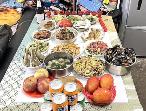受於信仰影響端午佳節祭拜不可少,誠心祈求闔家健康平安。(圖/文:林冰芳)