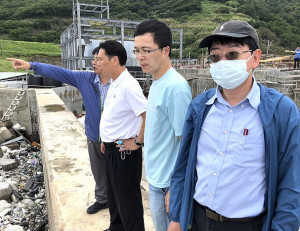 因應地方漁業需求,縣長王忠銘17日會同副議長林明揚前往福澳港北面碼頭區及水上救生大隊前空地現勘,指示空地上漁船立即遷移。(圖/文:曹重偉)
