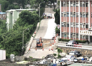 　介壽村從縣警局往台灣銀行方向道路因實施管線工程，已於21日起進行路面開挖，目前道路封閉中，切勿從聚英路入村，請改道行駛。（圖／文：曹重偉）