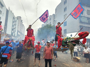 馬祖境天后宮參加首屆連馬龍舟友誼賽,22日圓滿落幕,賽後參加大遶境活動,扛著龍舟上街趴趴走,受到對岸民眾的熱情歡迎。(圖:馬祖境天后宮)