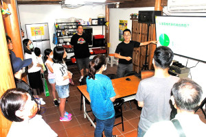 　環資局家電免費巡迴健檢22日來到南竿，由台北維修志工團體「小家電維修所」來馬服務，現場指導簡易檢修、保養方式與大家搏感情。（圖／文：曹重偉）