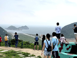 　北竿短坡山是國內少數可居高臨下近距離觀賞民航機起降的特殊景點。（圖／文：陳鵬雄）