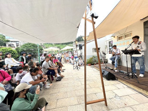 有琴抒情音樂市集23日在四維村內舉行,音樂表演、市集攤商四維村重現熱鬧人潮。(圖/文:馮紹夫)
