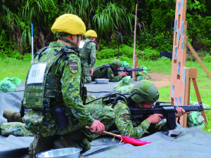 官兵實施實彈射擊。（圖：簡慈儒）