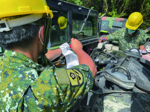 官兵針對悍馬車引擎內部實施檢查。（圖：曾俊豪）