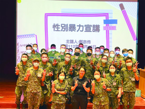 參與宣講官兵與警員合影。（圖：邱致傑）