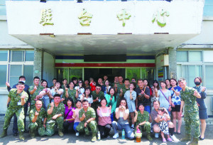 駐臺中心官兵及家屬合影。（圖：楊玖千）