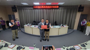 縣府舉辦首長標竿學習營,縣長王忠銘率縣府團隊前往基隆市向市長謝國樑及其團隊取經學習。(圖:縣府)