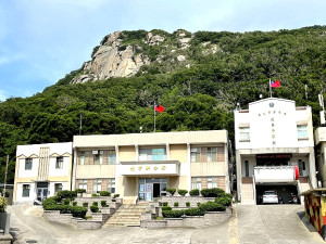 　使用至今已逾40年的北竿鄉公所，今年將推動與代表會共建聯合辦公大樓。（圖／文：陳鵬雄）