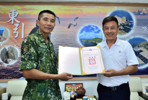 　東引指揮部指揮官賴政豐少將即將調任花東防衛指揮部，鄉長林德建頒贈榮譽鄉民證，肯定其任內對地方的付出與貢獻。（圖／文：陳其敏）