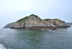 　西引島三山據點是一岬角地形，凹凸崎嶇，從海上觀看更是宏偉瑰麗。（圖／文：陳其敏）